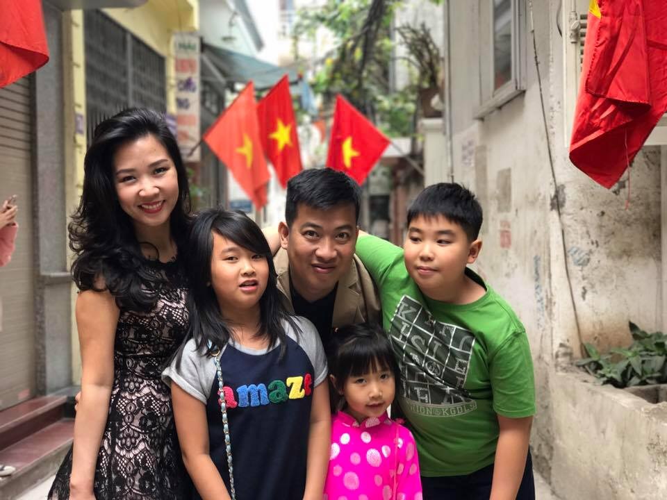 Anh Chánh Văn to gan phản đối chuyện “bắt” đàn ông vào bếp - 3 Anh Chánh Văn – Hoàng Anh Tú và gia đình hạnh phúc của mình.