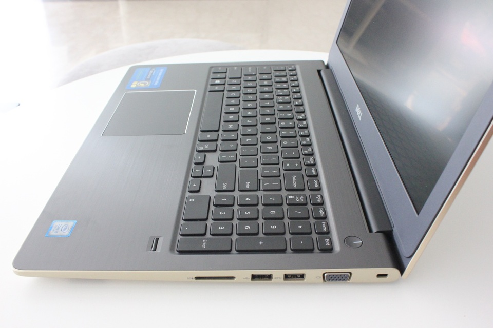 Laptop Dell Vostro 15 5000 series 5568 – Thêm lựa chọn mới dành cho doanh nhân - 2 Dell Vostro 15 5000 series 5568 trang bị đầy đủ các cổng giao tiếp thông dụng như LAN, USB 3.0, khe đọc thẻ nhớ, HDMI,…Ngoài ra máy còn được trang bị cổng VGA, hỗ trợ kết nối với các thiết bị khác một cách tiện lợi nhất.