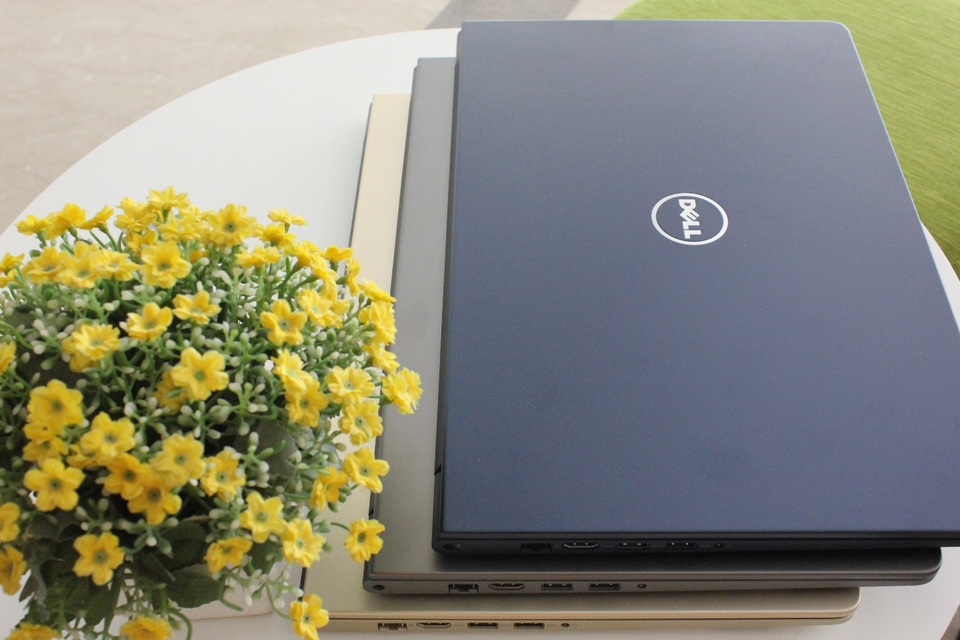 Laptop Dell Vostro 15 5000 series 5568 – Thêm lựa chọn mới dành cho doanh nhân - 3 Dell Vostro 15 5000 series 5568 được thiết kế theo phong cách doanh nhân sang trọng với bộ vỏ hợp kim nhôm nổi bật với 3 màu Gold, Blue và Grey. Máy có màn hình HD 15inch với độ phân giải HD 1366 x 768 pixel