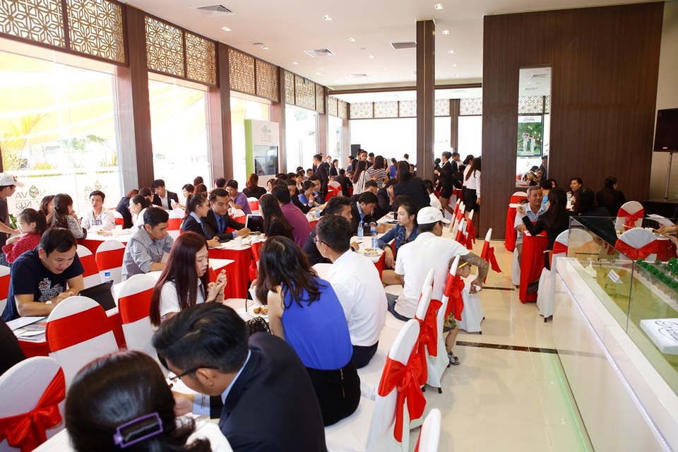 TPHCM: Người mua nhà đổ dồn về khu Tây - 2 Khách hàng tham quan và tìm hiểu dự án RichStar – mặt tiền đường Hòa Bình, Q.Tân Phú của Novaland
