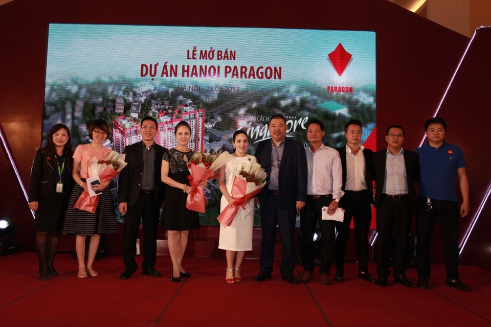 Hanoi Paragon thu hút nhiều khách hàng trong buổi lễ mở bán đầu tiên - 2 Nhiều khách hàng đã nhận được nhiều giải thưởng trong lễ mở bán.