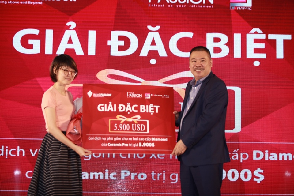 Hanoi Paragon thu hút nhiều khách hàng trong buổi lễ mở bán đầu tiên - 3 Khách hàng may mắn nhận giải đặc biệt trong buổi lễ mở bán.