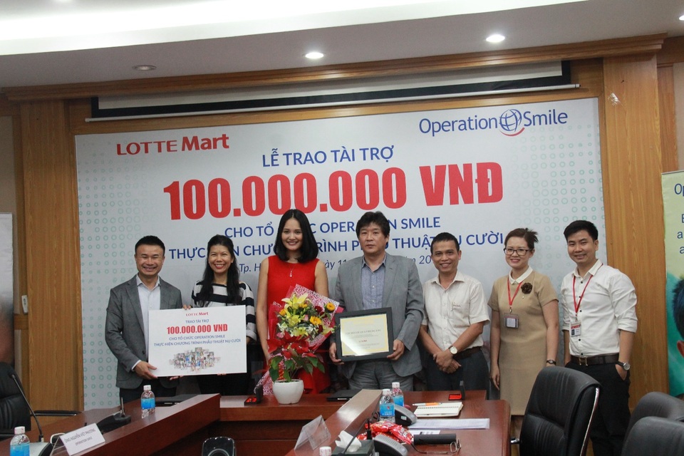 Lotte Mart đồng hành cùng Operation Smile Việt Nam giúp các em nhỏ hở hàm ếch - 3 LOTTE Mart trao tài trợ cho tổ chức Operation Smile Việt Nam với tổng giá trị lên tới 100 triệu đồng vào ngày 11/01/2017