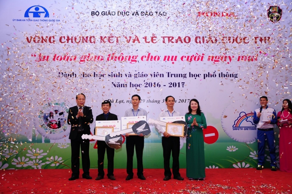 Giáo dục an toàn giao thông cho học sinh cấp 3 là vô cùng thiết thực và hữu ích - 2 Giáo dục an toàn giao thông cho học sinh cấp 3 là vô cùng thiết thực và hữu ích - 2