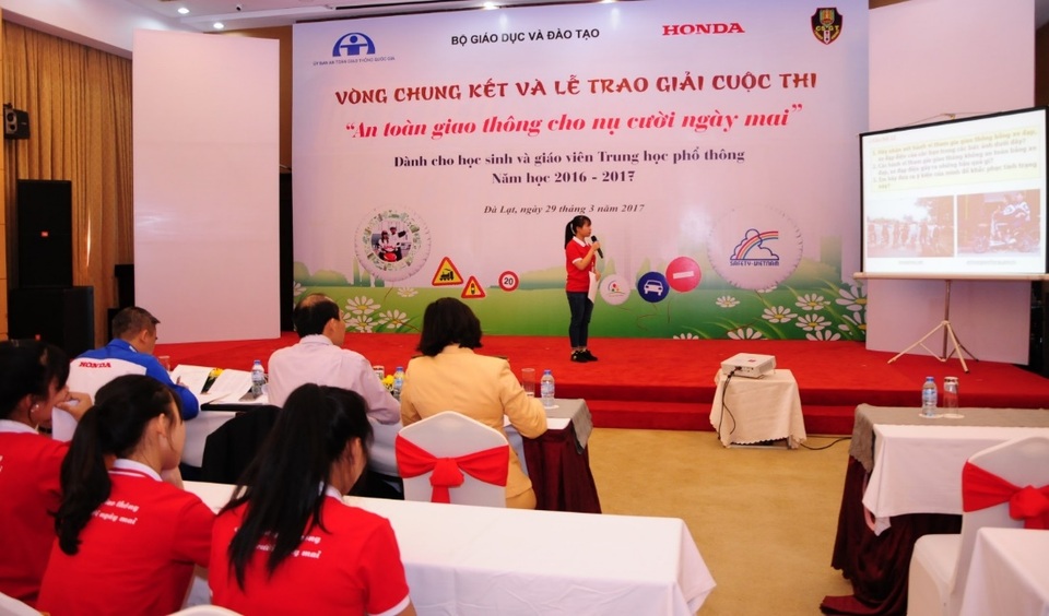 Giáo dục an toàn giao thông cho học sinh cấp 3 là vô cùng thiết thực và hữu ích - 3 Phần thi kiến thức ATGT của học sinh