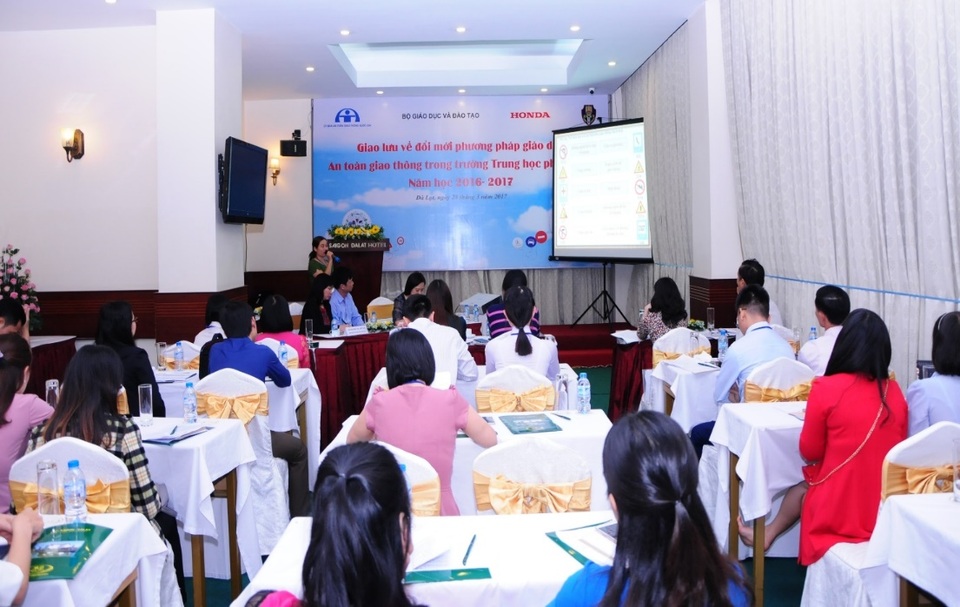 Giáo dục an toàn giao thông cho học sinh cấp 3 là vô cùng thiết thực và hữu ích - 4 Giao lưu phương pháp giảng dạy ATGT giành cho 30 giáo viên xuất sắc nhất