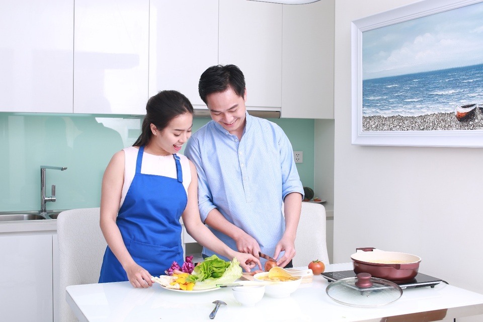 Bí mật sau trào lưu "bếp núc là sẻ chia" - 2 Những khoảnh khắc vợ chồng chia sẻ bếp núc cùng nhau nhóm lên sự lãng mạn và dễ chịu của hôn nhân