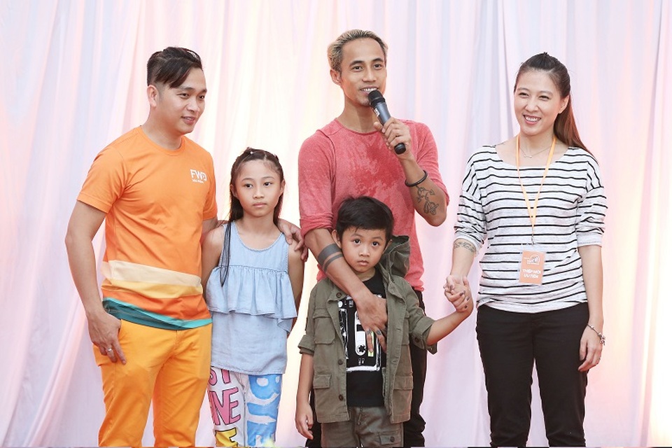 Gia đình Phạm Anh Khoa, Trịnh Kim Chi, Hoa hậu Diễm Hương vui cùng ngày hội Con Vươn Xa - 6 Phạm Anh Khoa chia sẽ về ý nghỉa của MV “ Sống đầy cùng con yêu “