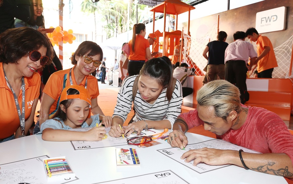 Gia đình Phạm Anh Khoa, Trịnh Kim Chi, Hoa hậu Diễm Hương vui cùng ngày hội Con Vươn Xa - 10 Cả gia đình còn có cơ thi đua cùng nhau với các trò chơi hội trổ tài làm ca sĩ,cả nhà cùng lảm họa sĩ, cùng tranh tài với trò chơi vận động khám phá năng lượng CAM,