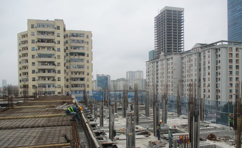 Để đảm bảo tiến độ bàn giao nhà cho khách hàng, chủ đầu tư Vimedimex Group đã yêu cầu nhà thầu tăng cường huy động nhân lực, vật lực, song song cùng lúc xây dựng hạng mục nhà ở cùng với cảnh quan bên trong.