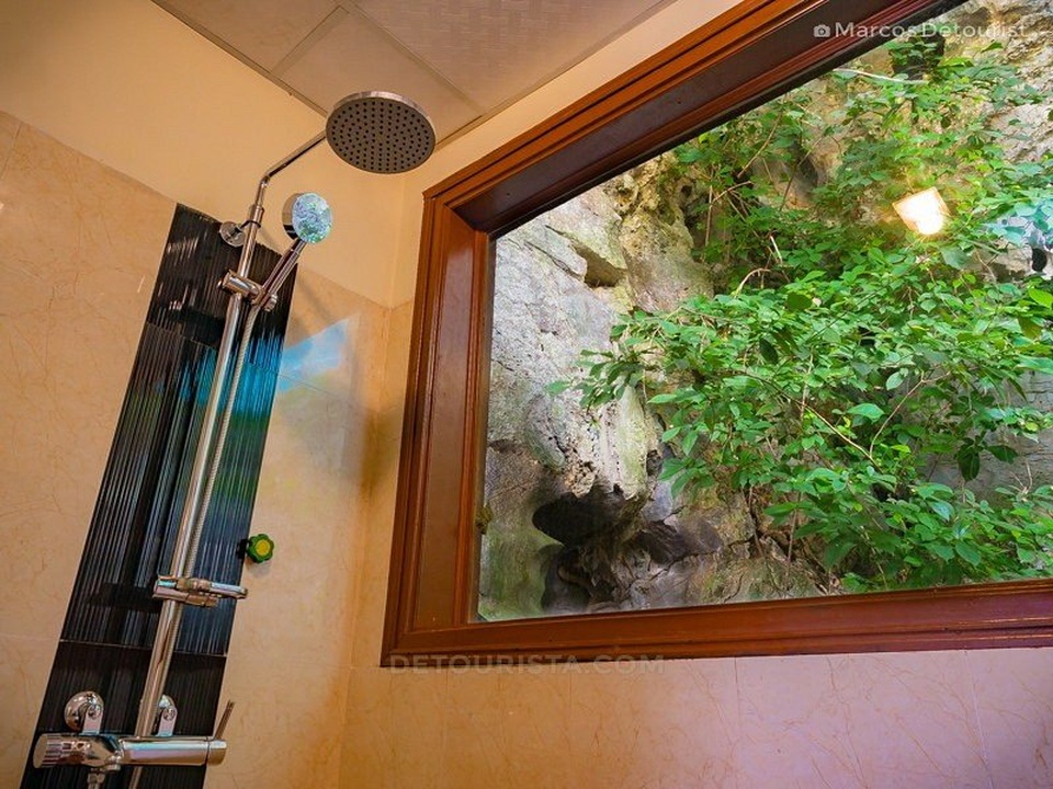 Phòng tắm với cửa sổ nhìn ra thiên nhiên đầy tinh tế.