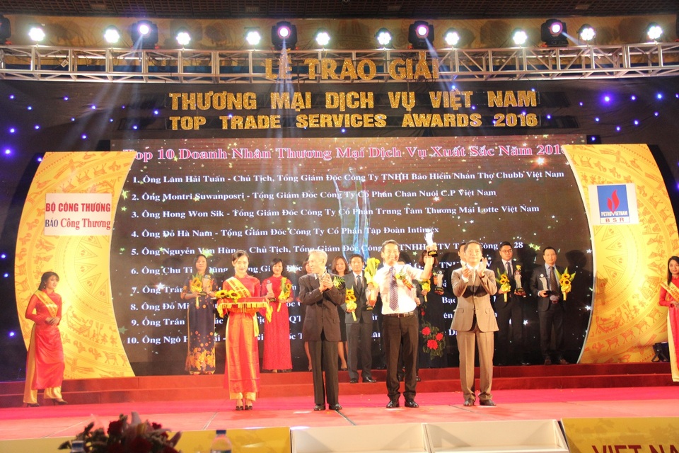 Lotte Mart vinh dự nhận giải thưởng thương mại dịch vụ 2016 - 2 Đại diện ông Hong Won Sik – Tổng giám đốc LOTTE Mart, ông Bùi Mạnh Hải nhận giải “Top 10 Doanh nhân Thương mại dịch vụ Xuất sắc 2016”