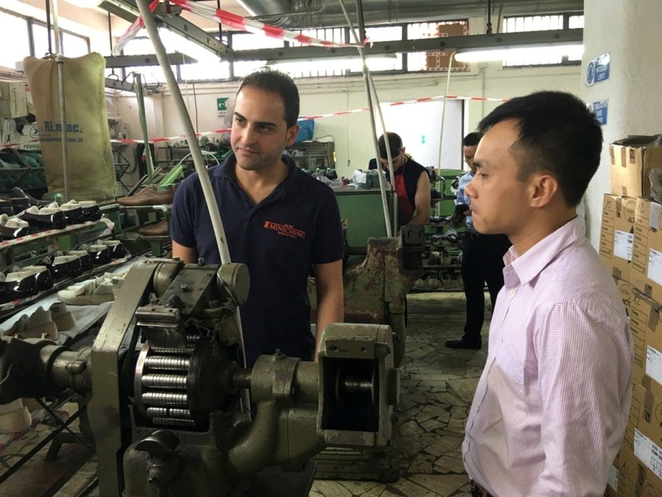 Diogini chuẩn bị khai trương showroom TTTM Artemis - 2
Lãnh đạo DIOGINI ghé thăm xưởng sản xuất các sản phẩm giày da nam cao cấp tại Ý