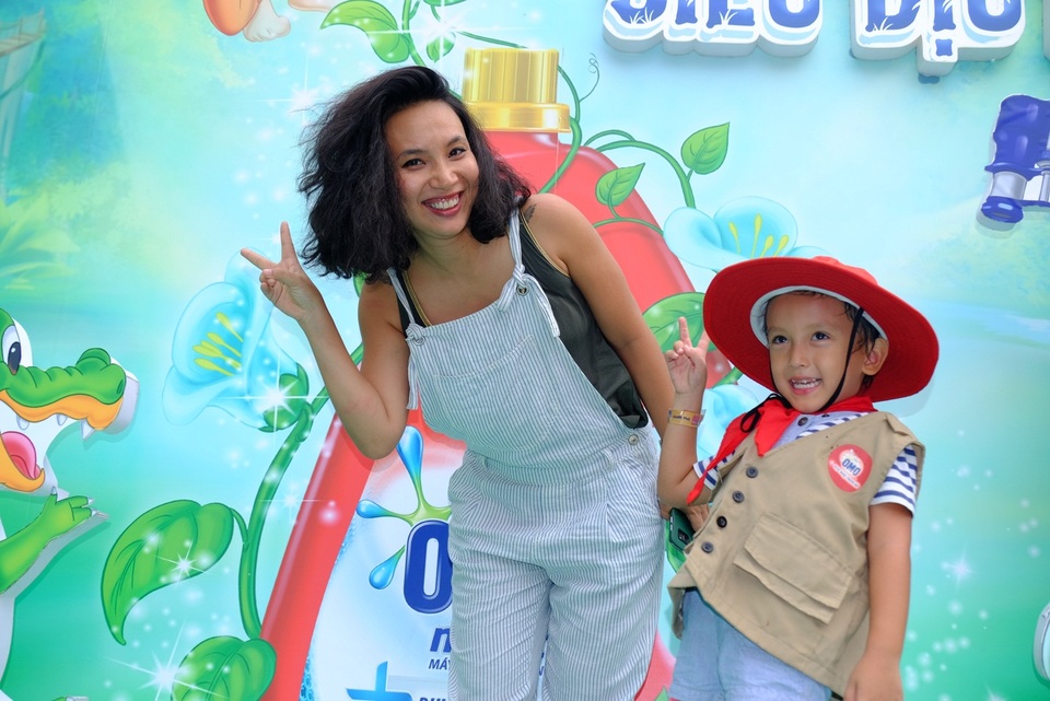 Tiêu chí lựa chọn sân chơi mùa hè cho con của MC Thùy Minh - 1 Mẹ con MC Thùy Minh hào hứng tham gia một sân chơi vận động cuối tuần qua.