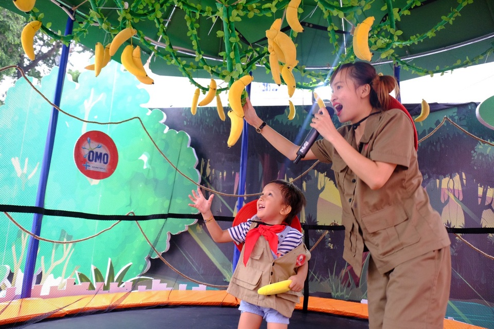 Tiêu chí lựa chọn sân chơi mùa hè cho con của MC Thùy Minh - 6 Linh Louis hào hứng với trò “Vũ điệu hái chuối”.