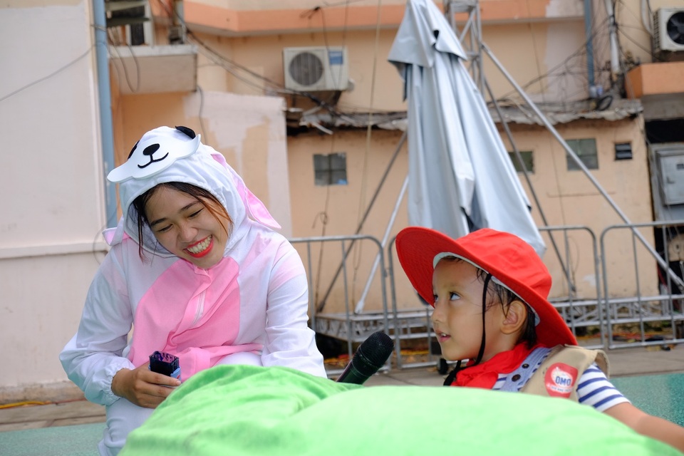Tiêu chí lựa chọn sân chơi mùa hè cho con của MC Thùy Minh - 7 Con trai MC Thùy Minh thích thú nghe kể chuyện về “Báu vật siêu dịu nhẹ”.