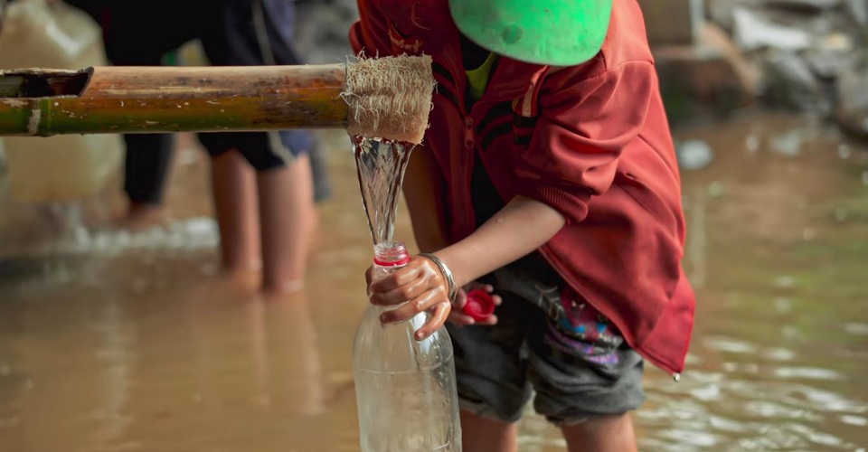 Một con số đáng báo động: cứ mỗi 3 người Việt Nam thì có 1 người bị thiếu nước sạch.