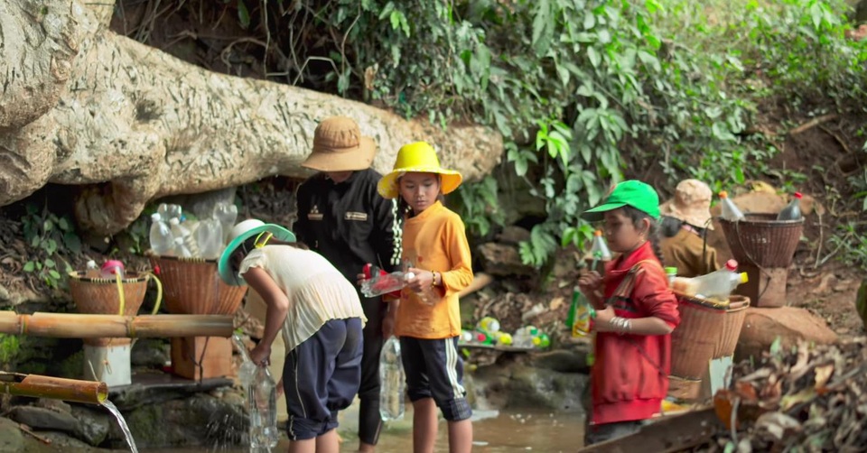 Ở tuổi ăn, tuổi lớn, tuổi học hành, những em bé nhỏ đã phải đánh vật với nhu cầu cơ bản của cuộc sống: nước sạch.