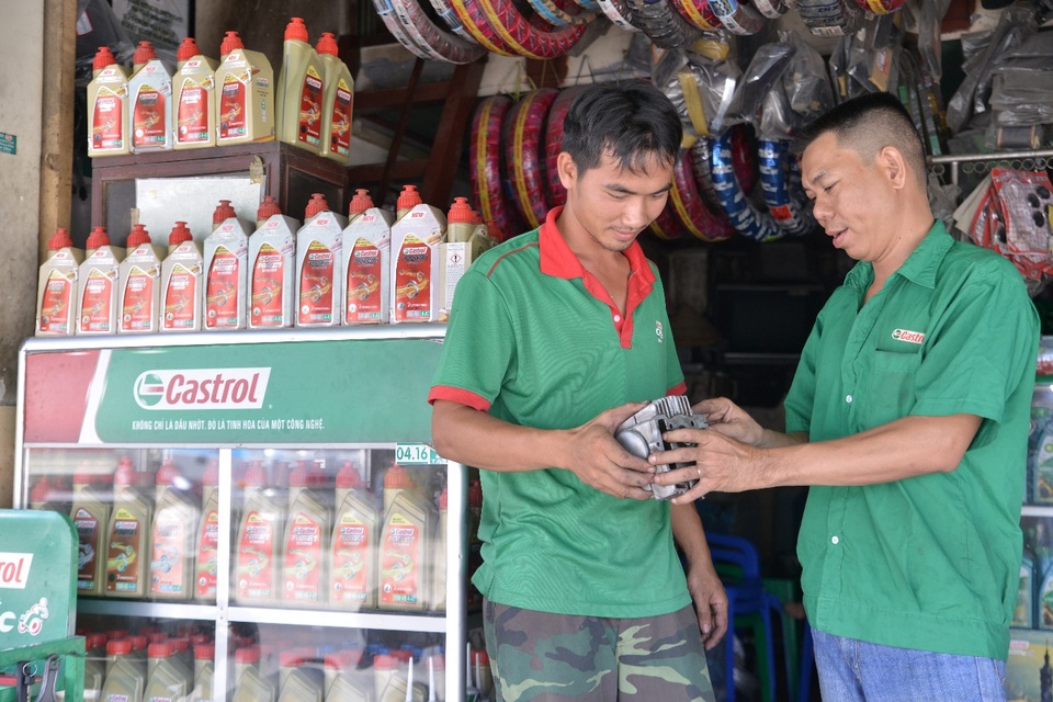 Mỗi người thợ máy - Một câu chuyện kết nối đam mê - 2 Anh Ngọc Trung (bên phải) luôn nhiệt tình hướng dẫn thợ máy của mình những kiến thức nghề mà anh đã tích lũy được