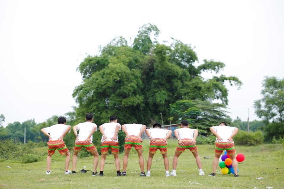 “Tan chảy” với bộ ảnh kỷ yếu toàn trai xinh gái đẹp của sinh viên Thái Nguyên - 2 Trào lưu chụp ảnh kỉ yếu bây giờ là phải khoe mông
