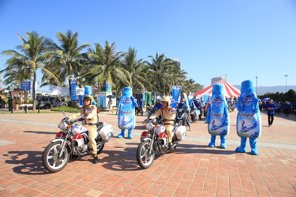 Thanh niên Đà Nẵng xách - xả, góp nước vì vùng hạn mặn - 2 Các bạn đoàn viên thanh niên tuyên truyền ý thức bảo vệ môi trường trên khắp các tuyến đường của Đà Nẵng.