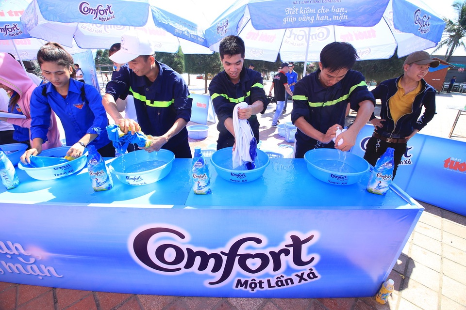 Thanh niên Đà Nẵng xách - xả, góp nước vì vùng hạn mặn - 3 Các bạn trẻ hăng hái tham gia tiết kiệm nước cùng Comfort Một Lần Xả