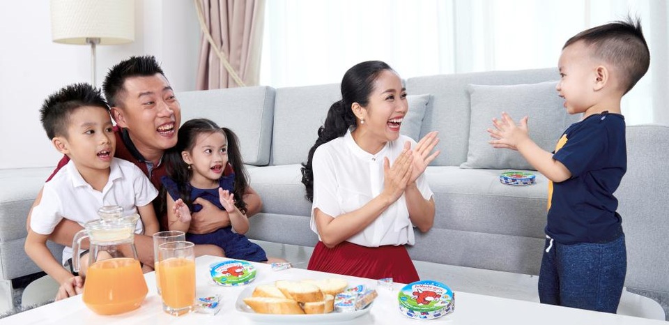 Ốc Thanh Vân "khó cưỡng" với món phô mai ngon mịn - 2 Bữa ăn nhẹ cùng phô mai Con Bò Cười trở thành khoảng thời gian tuyệt diệu nhất trong ngày của gia đình Ốc Thanh Vân
