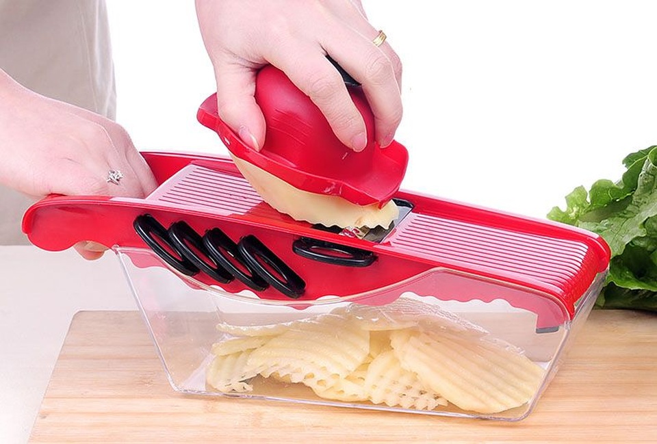 Bí quyết cắt, gọt, bào, nạo rau củ trong vòng một nốt nhạc - 2 Núm cầm giữ củ, quả và chân đế vững chắc nạo thật dễ dàng