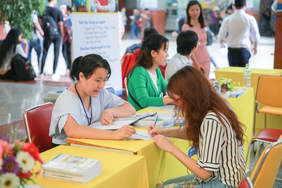 Xét tuyển học bạ lớp 12 “nóng” ngay sau kỳ thi THPT quốc gia - 1 Thí sinh nộp hồ sơ xét tuyển học bạ vào HUTECH ngay sau kỳ thi THPT quốc gia 2017