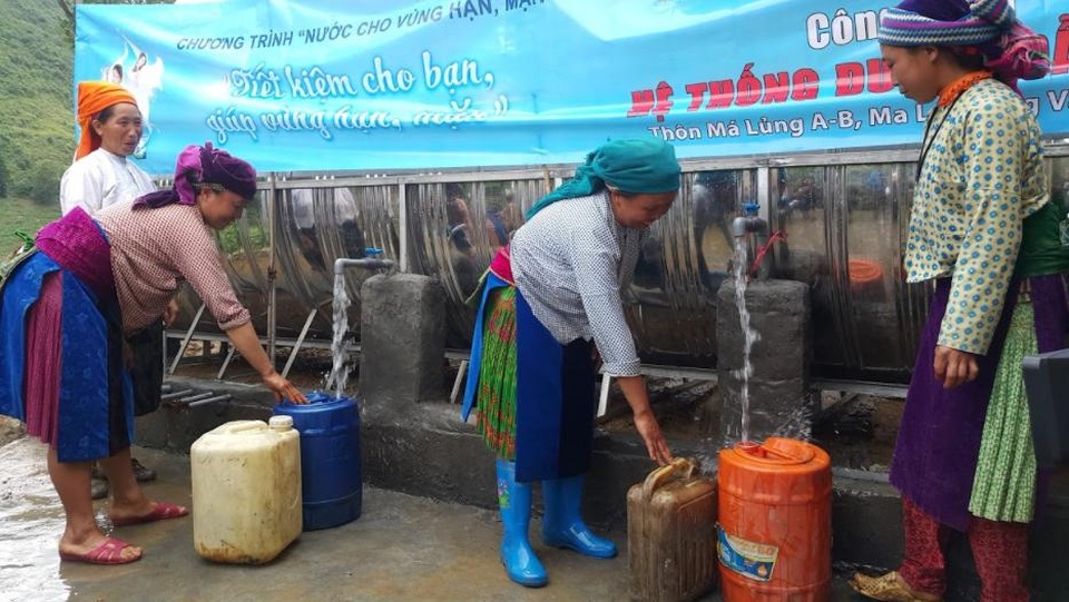 Đóng góp nước sạch giúp bà con vùng hạn, mặn - 3 Nhờ sự chung tay của cả cộng đồng, nhiều công trình nước và bồn nước đã đến được tận tay bà con vùng hạn, mặn trên cả nước.