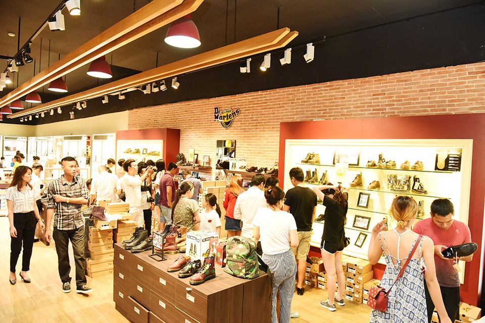 Hoàng Phúc giảm đến 50% tất cả sản phẩm thời trang hàng hiệu tại Clearance Sale tháng 7 - 1 Đông đảo khách hàng tham gia mua sắm tại chương trình