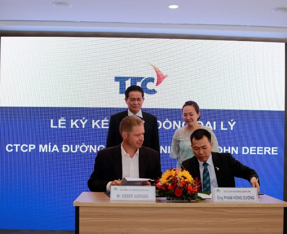 Ngành đường TTC trở thành đại lý chính thức của John Deere - 1 Đại diện Tổng Công ty ngành Đường, Ông Phạm Hồng Dương - Chủ tịch HĐQT Tổng Công ty và đại diện của John Deere, Ông Sieber Juergen - Giám đốc Kinh doanh và MKT Vùng Châu Á Thái Bình Dương cùng thực hiện nghi thức ký kết với sự chứng kiến của Ông Đặng Văn Thành - Chủ tịch Tập đoàn và Bà Đặng Huỳnh Ức My - Phó Chủ tịch Tập đoàn TTC