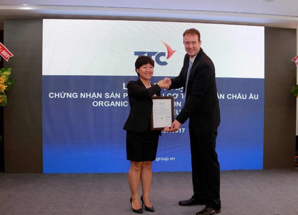 Ngành đường TTC trở thành đại lý chính thức của John Deere - 2 Đại diện tổ chức Control Union, Ông Richard De Boer - Giám đốc Điều hành trao chứng nhận cho Bà Trần Quế Trang - Tổng Giám đốc Tổng Công ty ngành Đường TTC