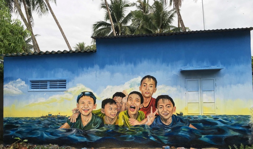 Quảng Nam: Bất ngờ trước vẻ đẹp rực rỡ của làng bích họa tại Tam Hải - 2 Bức bích họa sống động lấy cảm hứng từ hoạt động thường ngày của người dân địa phương