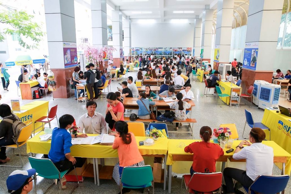 HUTECH nhận hồ sơ xét tuyển học bạ đến 10/8 - 1 Phương thức xét tuyển học bạ lớp 12 được nhiều thí sinh lựa chọn