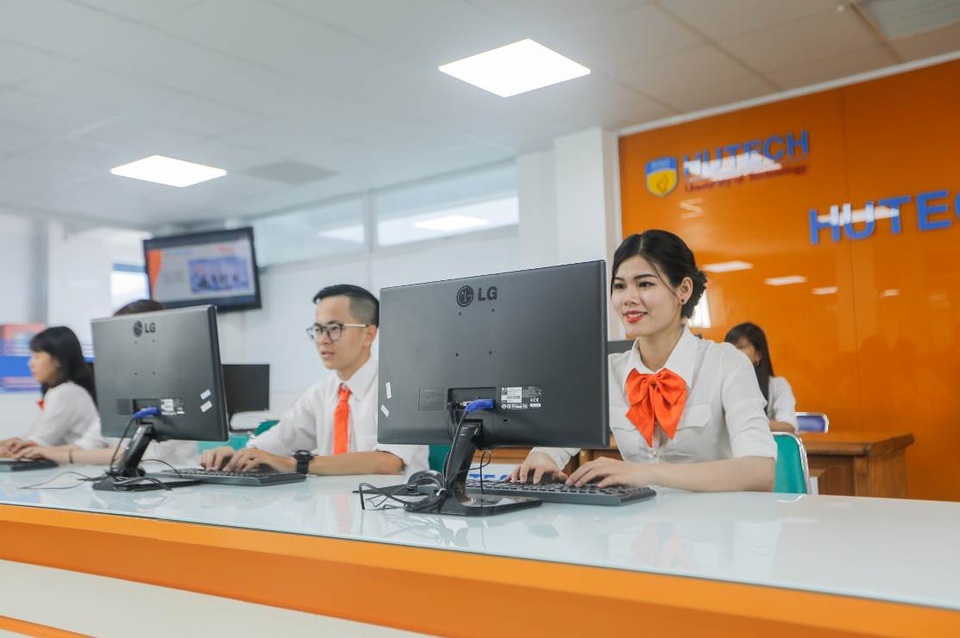 HUTECH nhận hồ sơ xét tuyển học bạ đến 10/8 - 2 Điểm trúng tuyển nguyện vọng vào tất cả các ngành của HUTECH đều tăng cao năm 2017