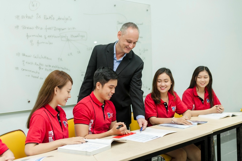 Môi trường học tập chuẩn Quốc tế tại Viện Đào tạo quốc tế NTT (NIIE)