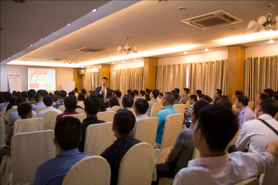 Hành trình khởi nghiệp lần hai của vị phó chủ tịch HĐQT Tập Đoàn PmaxGroup - 3 Lớp học “Tư duy đột phá từ bất động sản” của Anh Hà Ngọc Hiếu luôn thu hút rất đông đảo các bạn trẻ thậm chí cả những doanh nhân thành đạt.