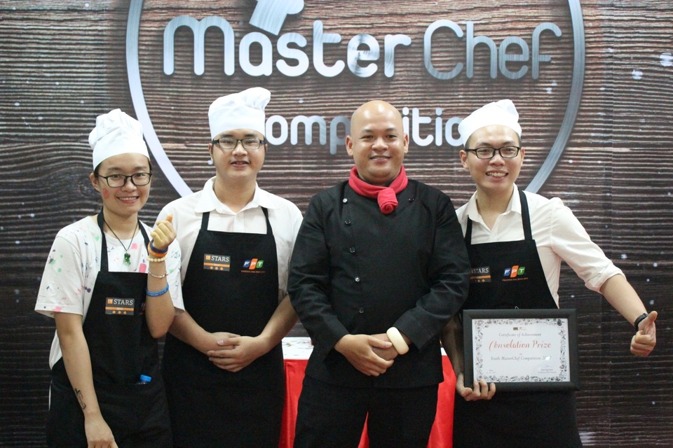 Quán quân Youth MasterChef nhận học bổng 200 triệu đồng - 5
Giám khảo Alain Nghĩa chụp hình cùng đội thi đến từ ĐH FPT TP.HCM