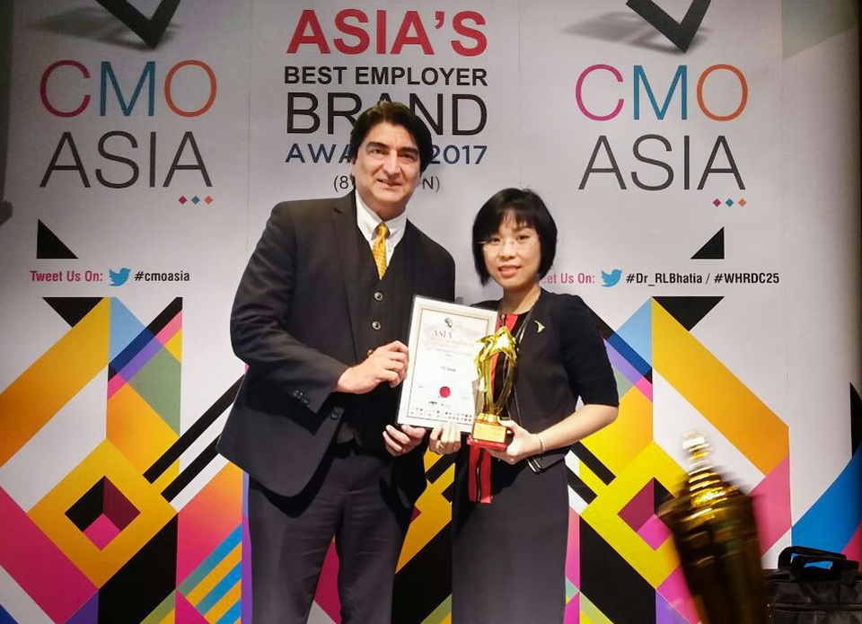 Tập đoàn TTC nhận giải thưởng quốc tế Asia Best CSR Practices Awards 2017 - 1 Bà Nguyễn Hải Tâm, Phó Chủ tịch thường trực Hội đồng điều hành Tập đoàn TTC nhận giải thưởng từ đại diện tổ chức CMO Asia.