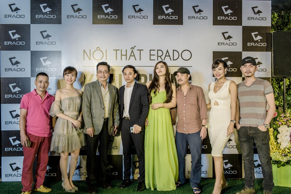 Dàn sao “Người phán xử” hào hứng tham dự khai trương showroom thứ 3 nội thất Erado - 1 Các vị khách mời chụp hình kỷ niệm trong buổi khai trương.