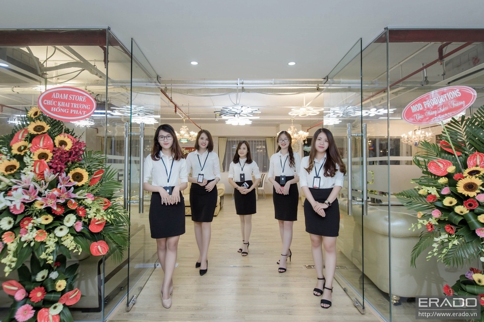Dàn sao “Người phán xử” hào hứng tham dự khai trương showroom thứ 3 nội thất Erado - 2 Đội ngũ nhân viên trẻ trung, nhiệt tình tư vấn và giải đáp mọi thắc mắc của khách hàng khi đến tham quan, mua sắm tại Erado