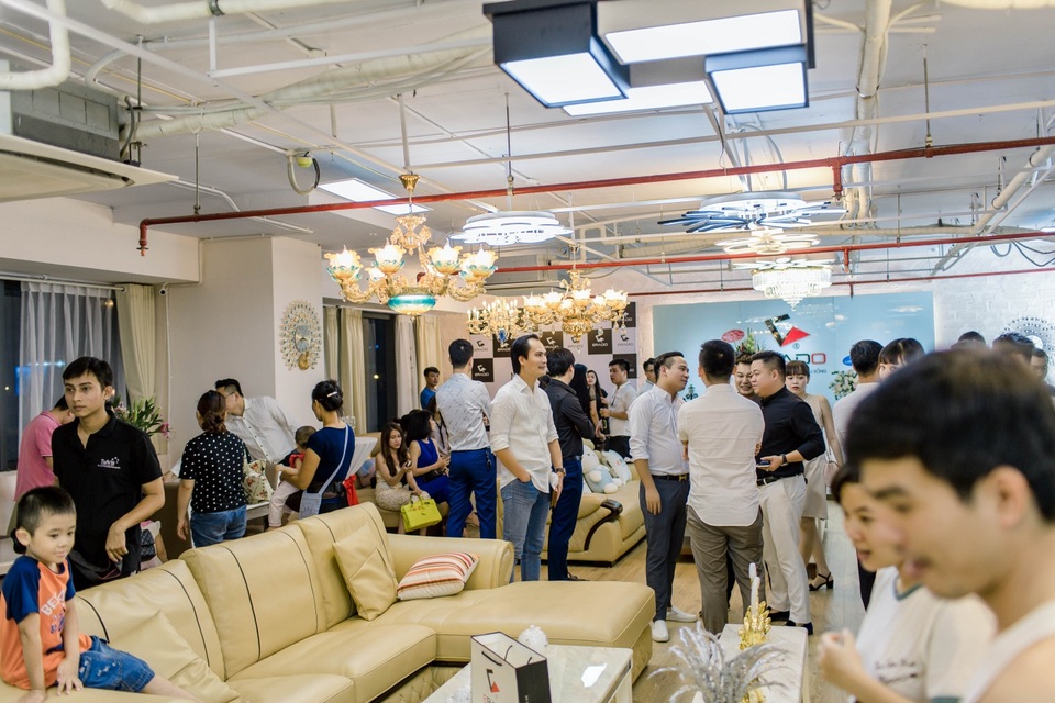 Dàn sao “Người phán xử” hào hứng tham dự khai trương showroom thứ 3 nội thất Erado - 4 Các vị khách đều tỏ ra rất hài lòng khi đến tham quan, mua sắm tại Erado