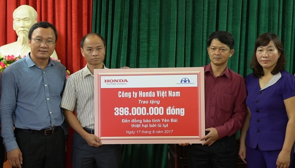 Thêm 1,14 tỷ đồng được sẻ chia cùng đồng bào vùng lũ quét - 3 Đồng chí Khuất Việt Hùng - Phó Chủ tịch Chuyên trách Ủy ban ATGTQG và ông Đinh Quang Thành - Đại diện Công ty Honda Việt Nam trao tận tay món quà hỗ trợ cho người dân