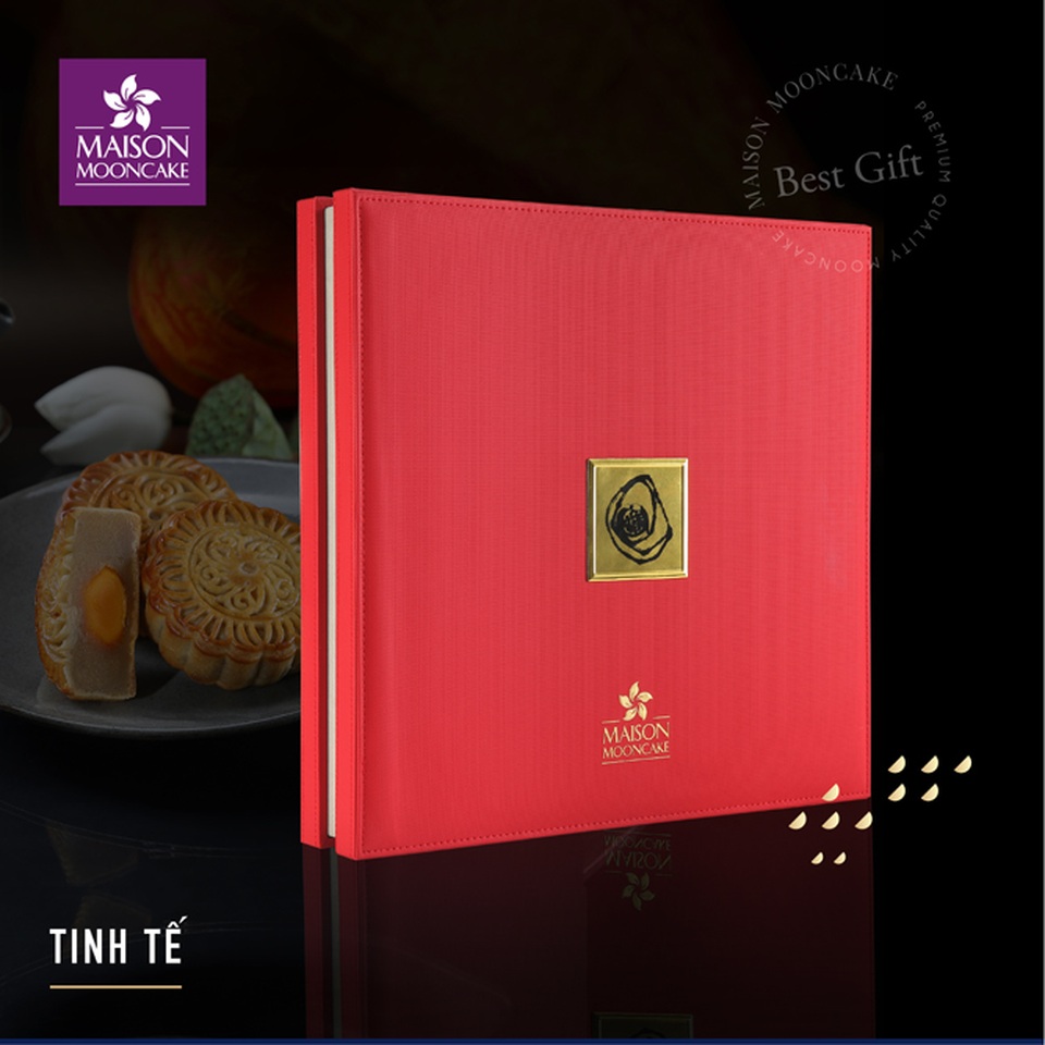 Bánh trung thu Maison – hương vị Hong Kong đích thực - 8 Tinh Tế - giá 850.000 VNĐ. Hộp gồm 1 bánh 150g đặc biệt và 7 bánh 80g có trứng với các loại Nhân trứng nghiền , Trà Ô Long, Trà xanh, Thập cẩm, Sen trắng trứng mặn, Đậu đỏ, Đậu xanh, Sầu riêng, là mẫu được ưa chuộng qua nhiều năm của Maison