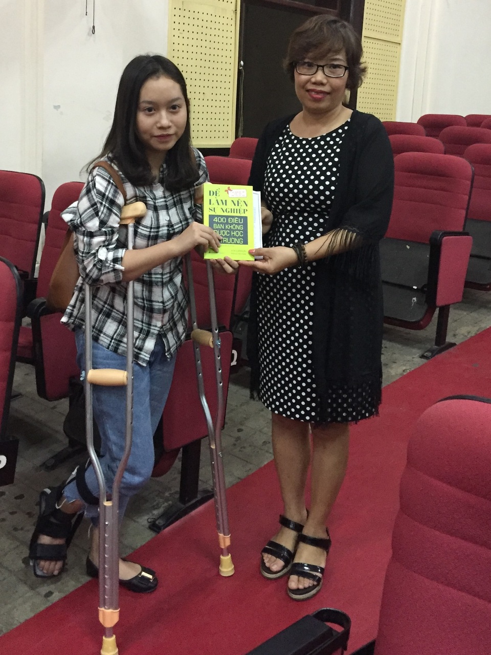 50.000 cuốn sách tặng tân sinh viên - 2 Nguyễn Thị Hà Phương - K59 - ĐHKTQD vì bị gẫy chân không thể đi lên sân khấu nhận sách nên Đại diện Alpha Books đã đến tận ghế ngồi trao tận tay bạn.