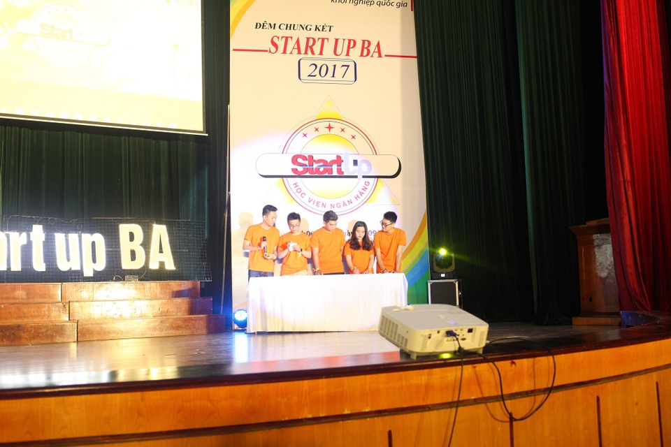 Sinh viên ngân hàng với nhiều ý tưởng startup mới lạ thiết thực - 3 ( Giải nhì – Đội Xưởng Cam )