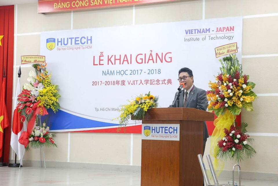 Khai giảng chương trình Đại học chuẩn Nhật Bản tại HUTECH - 2 Tổng Lãnh sự Nhật Bản - ông Junichi Kawaue - phát biểu chúc mừng tại buổi lễ