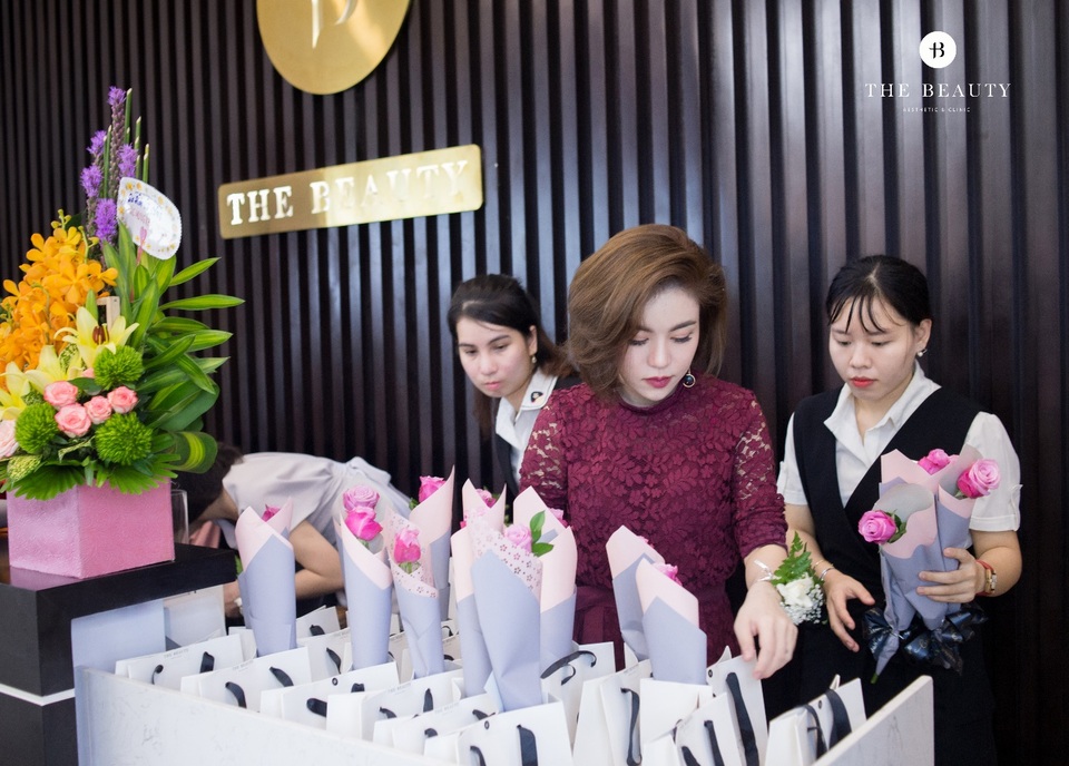 Khai trương chi nhánh mới nhất của The Beauty Aesthetic&Clinic tại Đà Nẵng - 2 Chị Nông Phương Anh – Giám đốc The Beauty Aesthetic&clinic đã tự tay chuẩn bị những món quà ý nghĩa để tri ân những vị khách đã đến với buổi lễ