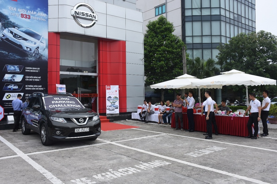 Trò chơi “Thử tài đỗ xe song song” với tất cả cửa kính bị dán kín